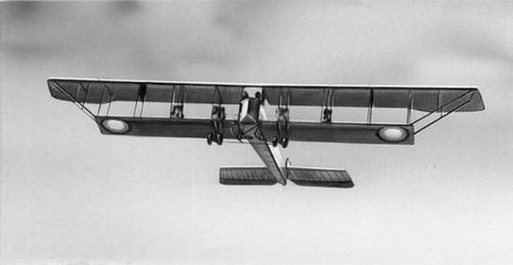 飞行高度122米,时速104公里,最多可以载弹800kg,打波兰